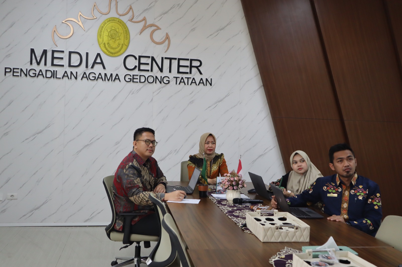 Ketua dan Para Hakim Pengadilan Agama Gedong Tataan Ikuti Bimtek Kaum Rentan Berhadapan dengan Hukum Secara Hybrid
