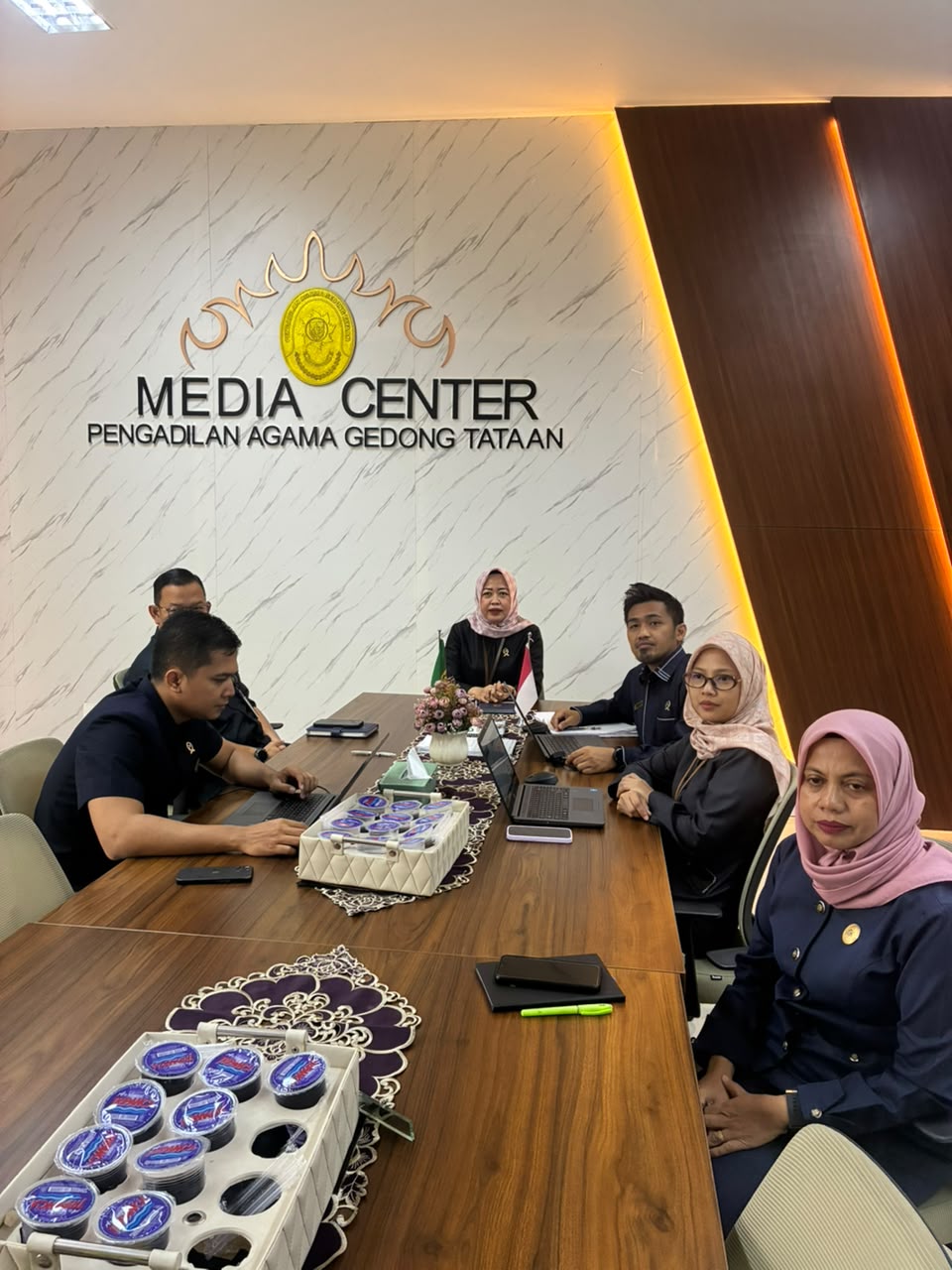 Ketua, Wakil Ketua, Hakim, dan Panitera Pengadilan Agama Gedong Tataan Ikuti Pembinaan Daerah oleh Hakim Agung Mahkamah Agung RI Secara Daring